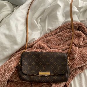 Louis Vuitton Favorite MM crossbody (authentic)